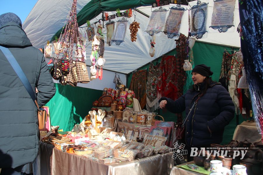 В Великих Луках широко отметили Масленицу (ФОТО)