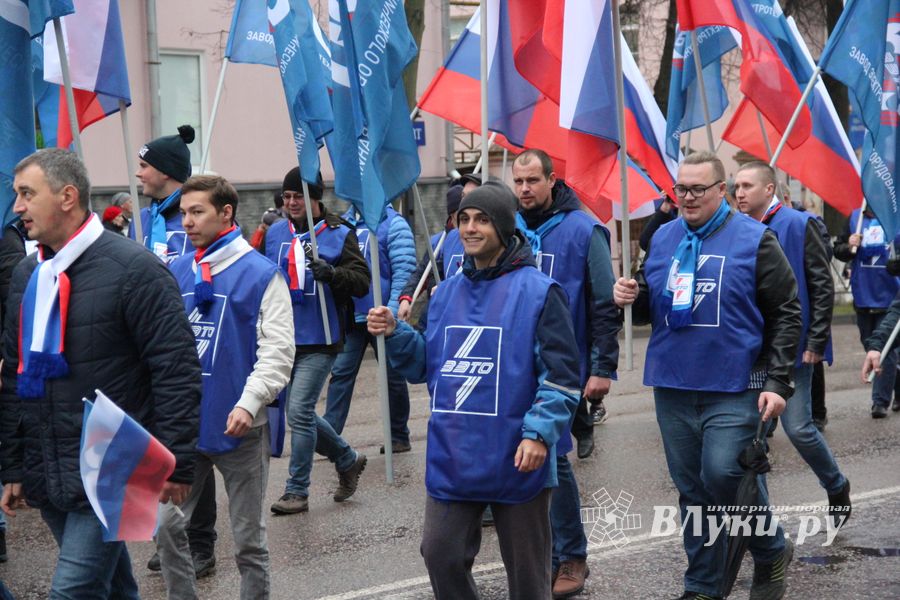 В Великих Луках прошло праздничное шествие (ФОТО)
