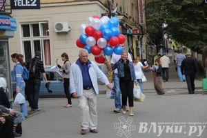 В Великих Луках прошла патриотическая акция, посвященная Дню флага России