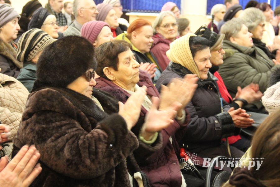 Слабовидящих великолучан поздравили с Международным днём инвалидов (ФОТО)