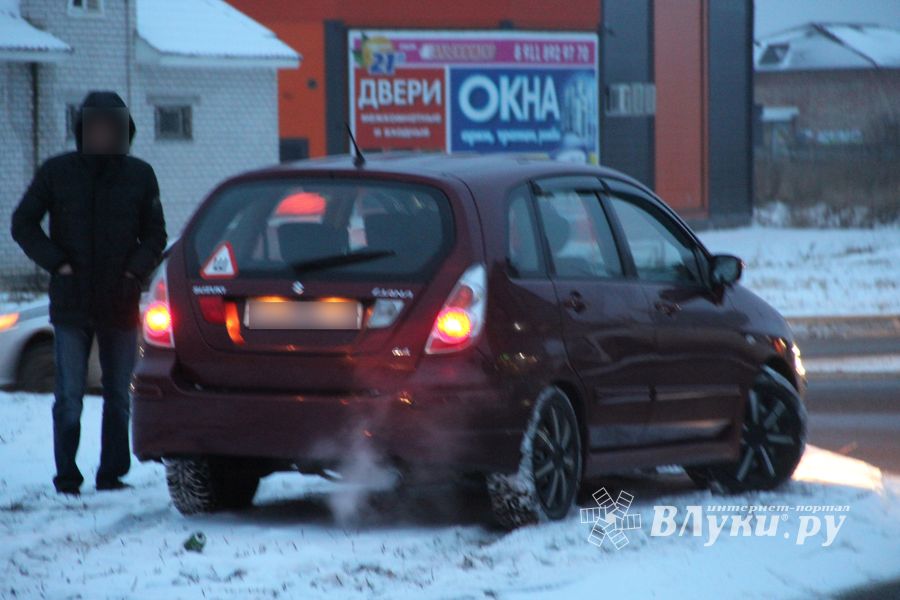 Утро в Великих Луках началось с ДТП (ФОТО)