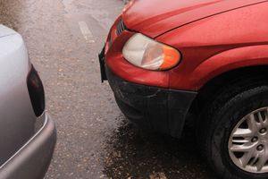 В Великих Луках белорусский Додж поцарапал местную Ауди (ФОТО)
