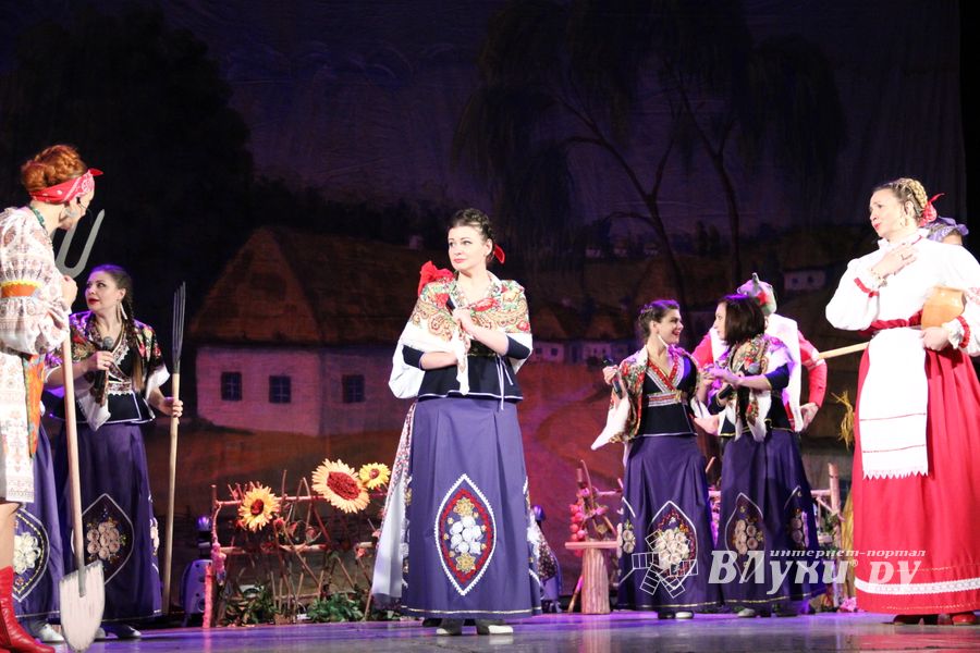 Кони стоят пьяные, хлопцы запряженные — в ГДК Ленина сыграли «Свадьбу в Малиновке» (ФОТО)