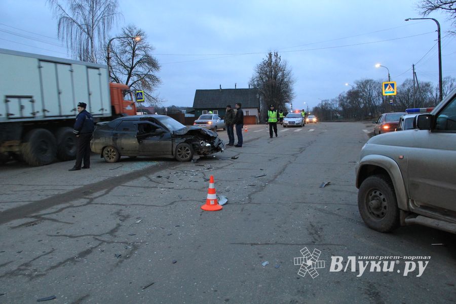 В Великих Луках произошла авария (фото)