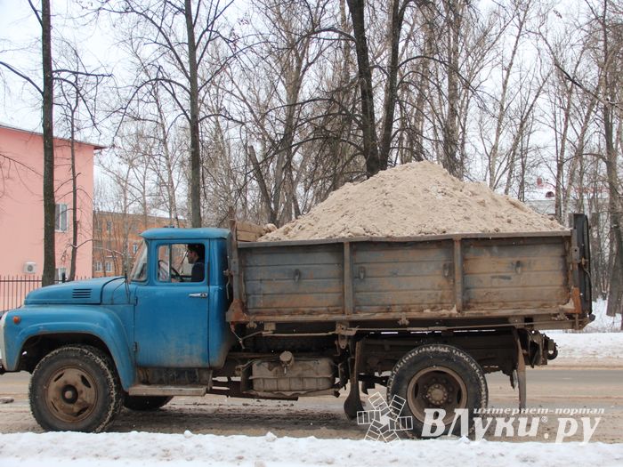 Улицы Великих Лук очищают от снега (ФОТО)