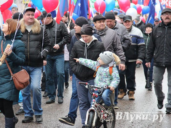 В Великих Луках прошло праздничное шествие (ФОТО)