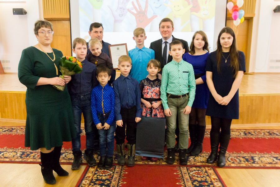 Андрей Турчак поблагодарил приемных родителей за любовь и тепло, которые они дарят детям (ФОТО)