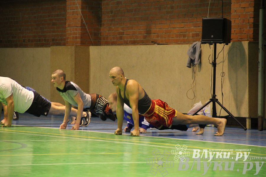 В Великих Луках прошел мастер-класс по кикбоксингу (фото)