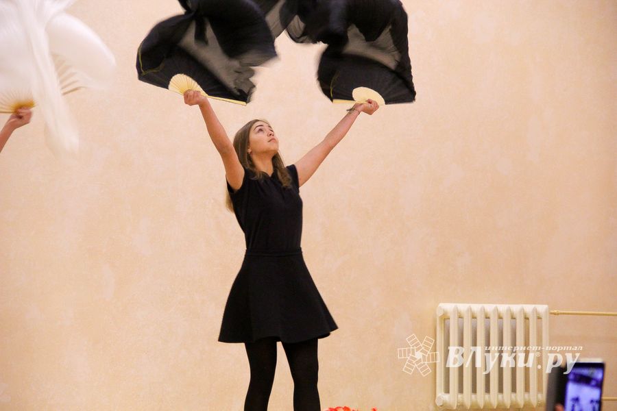 В Великих Луках поздравляют мам (ФОТО)