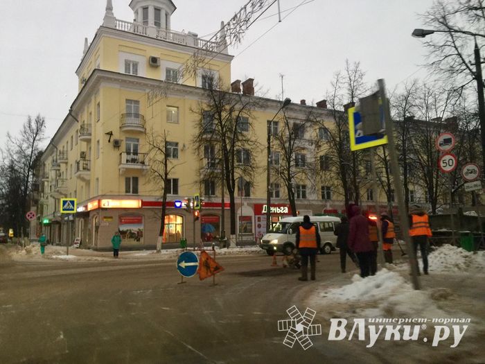 В Великих Луках вскрывают асфальт (ФОТО)