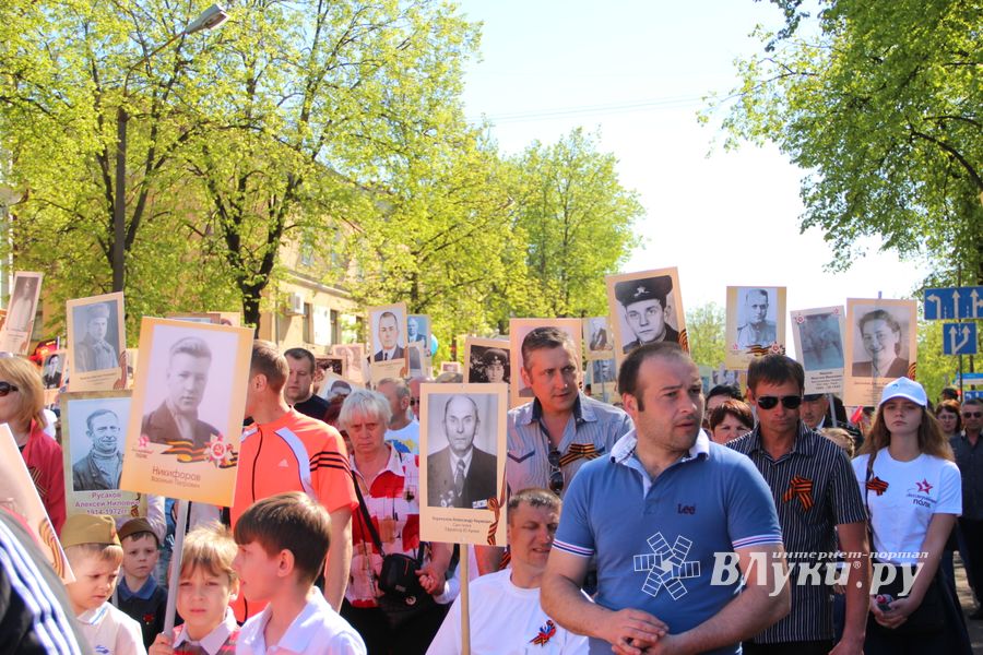 По центральному проспекту Великих Лук прошёл  «Бессмертный полк» (0+) (ФОТО)