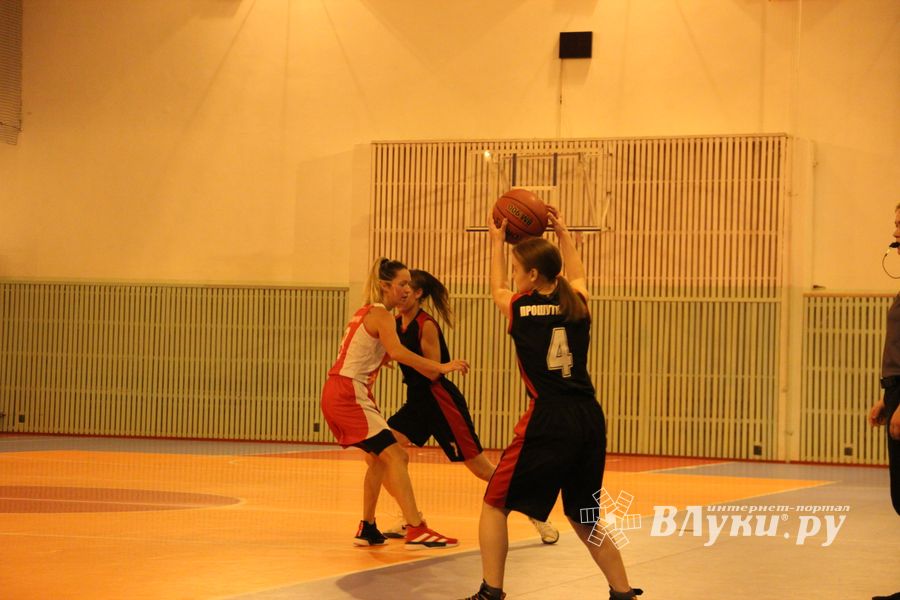 Великолукские баскетболистки борются за Кубок города (ФОТО)