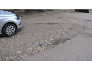 Великолучан ужасает качество дорожного покрытия на территории детской поликлиники №1 (фото)