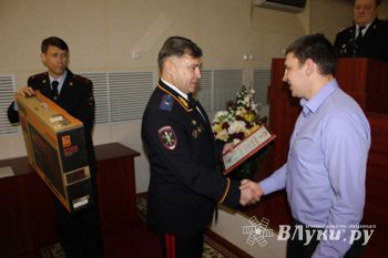 Ценным подарком и Почетной грамотой поощрен пскович, задержавший подозреваемого в грабеже (фото)