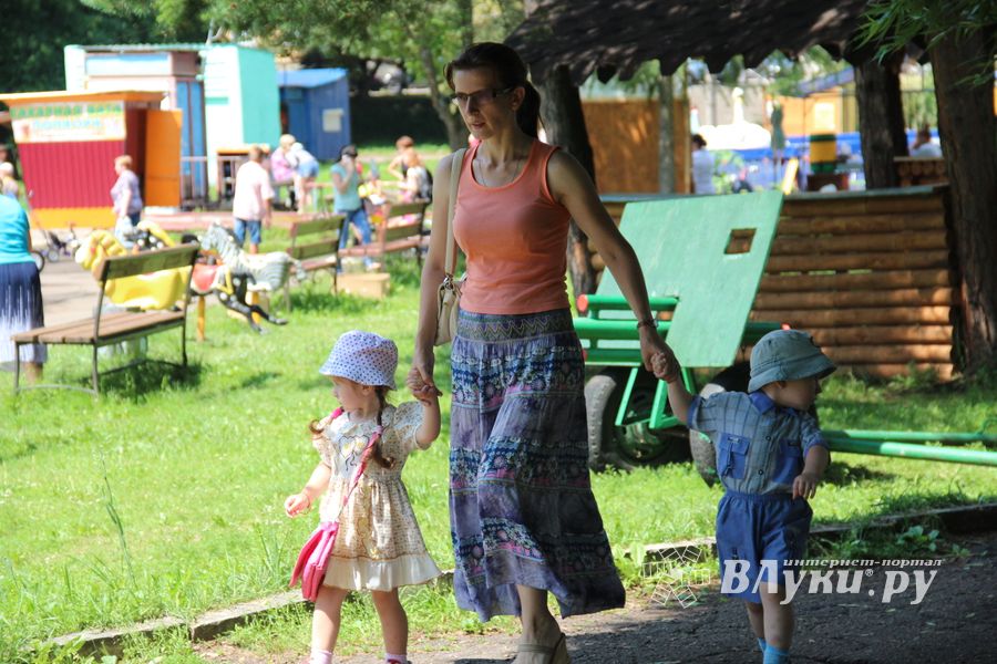 В городском парке Великих Лук прошёл День мороженого