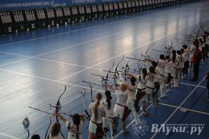 В Великих Луках состоялось открытие Чемпионата России по стрельбе из блочного и классического лука (фото)