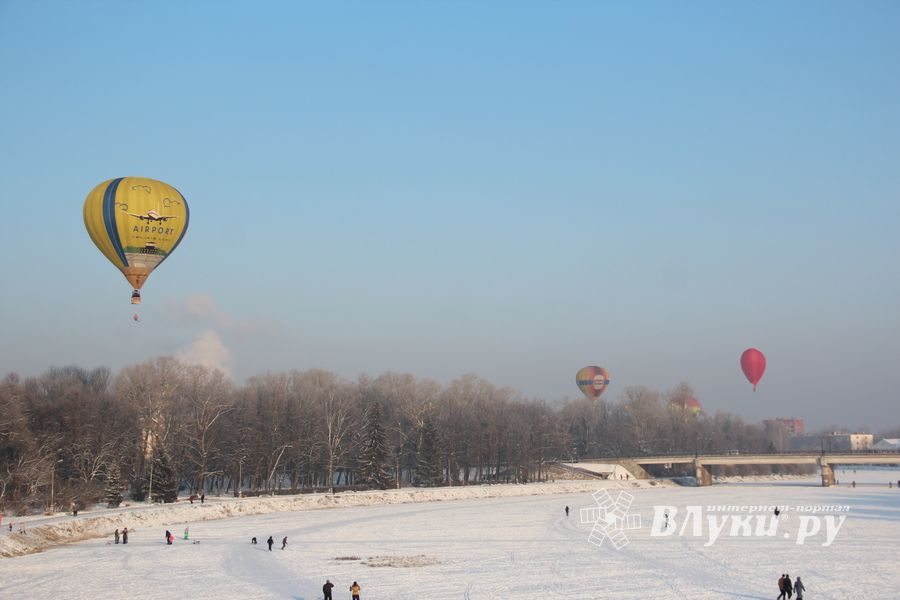 Над Великими Луками взлетели «Яблоки на снегу» (фото)