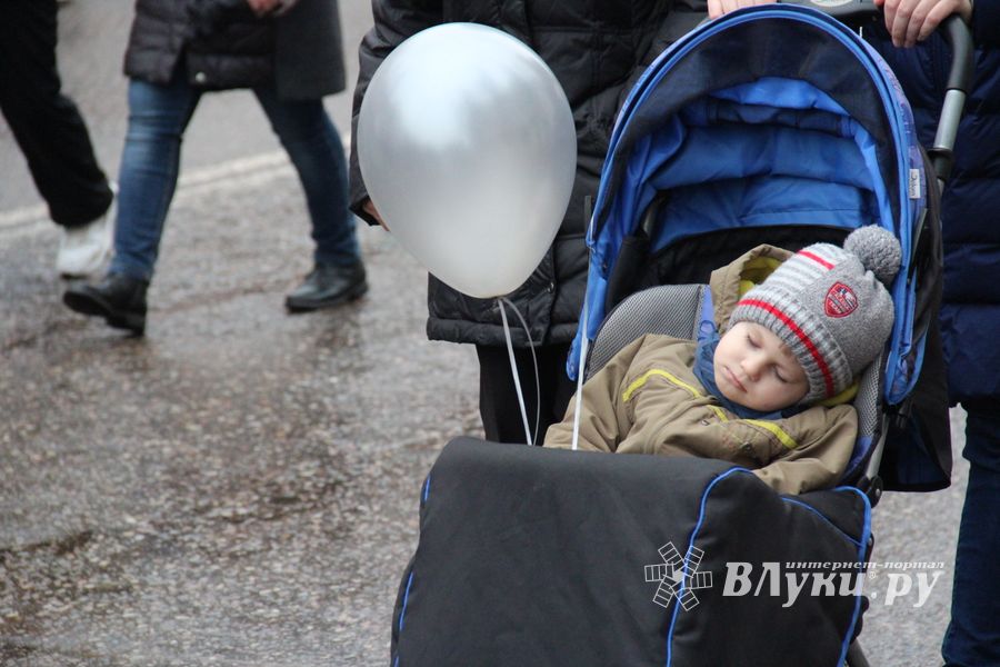 В Великих Луках прошло праздничное шествие (ФОТО)