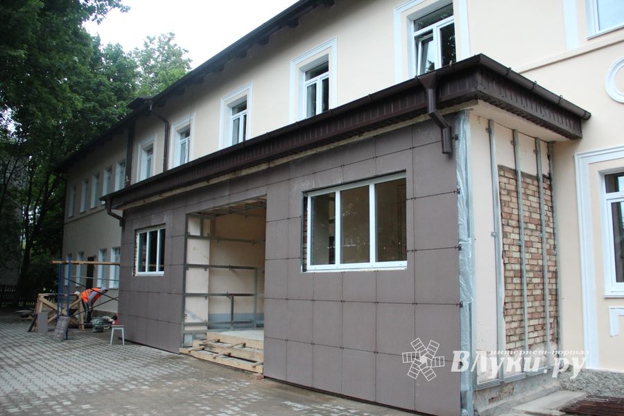 В Великих Луках ремонтируют детскую художественную школу (ФОТО)