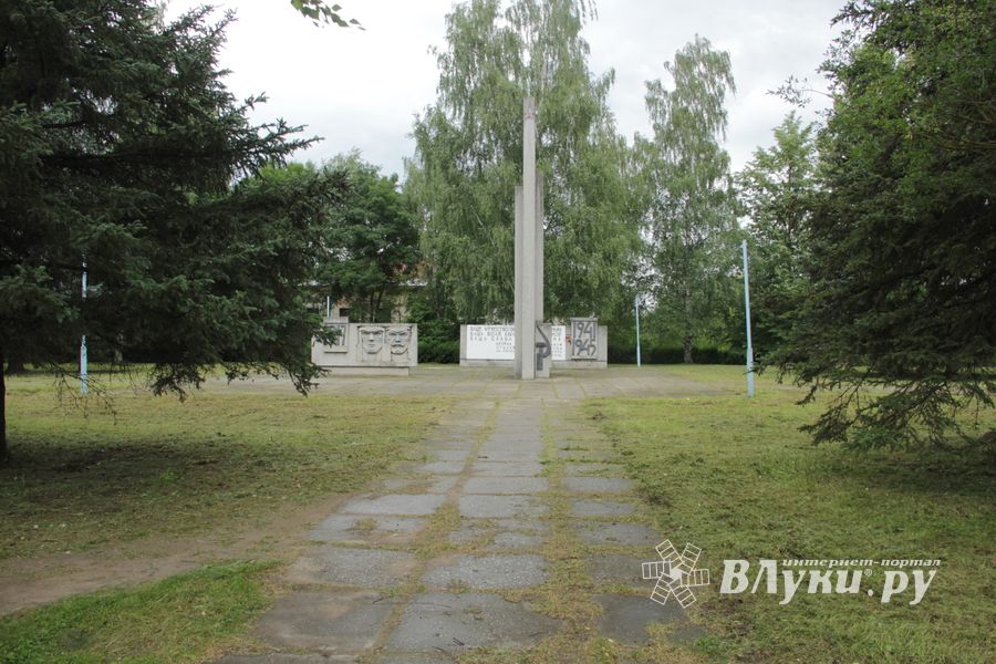 В Великих Луках убрали территорию у памятного знака рабочим ЛРЗ (ФОТО)