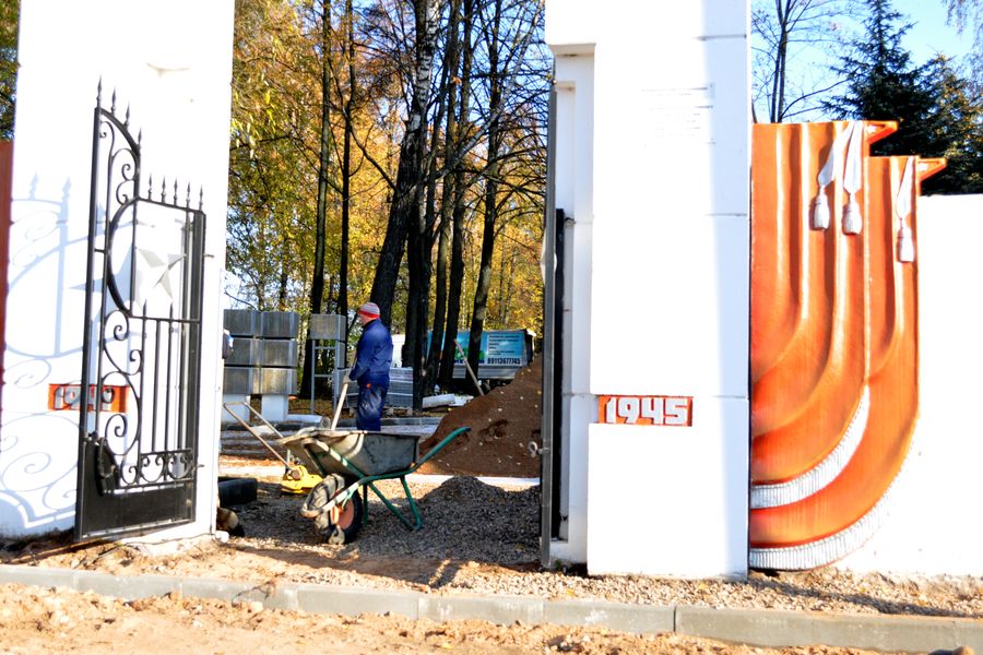 В Великих Луках ведутся работы по благоустройству воинского захоронения (фото)