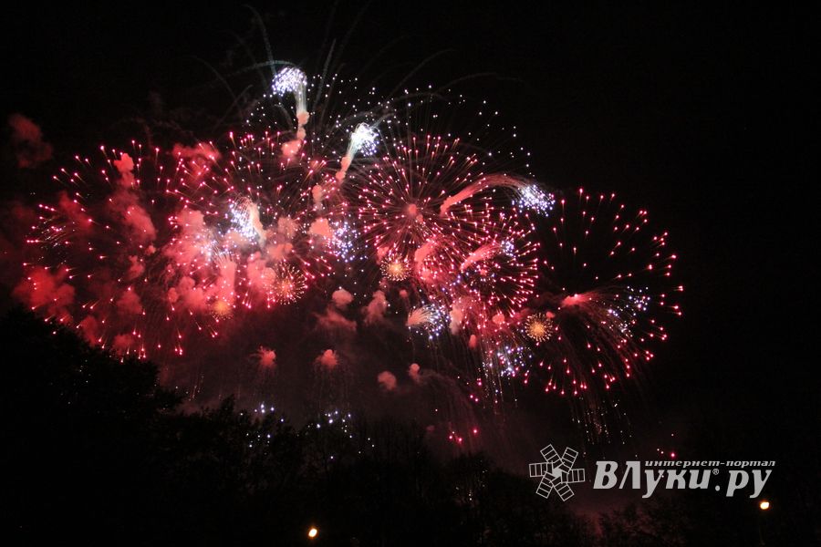 Салют в Великих Луках (ФОТО)