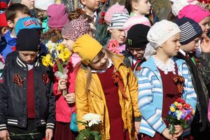 Ученики лицея №11 возложили цветы к могилам Братского кладбища (ФОТО)