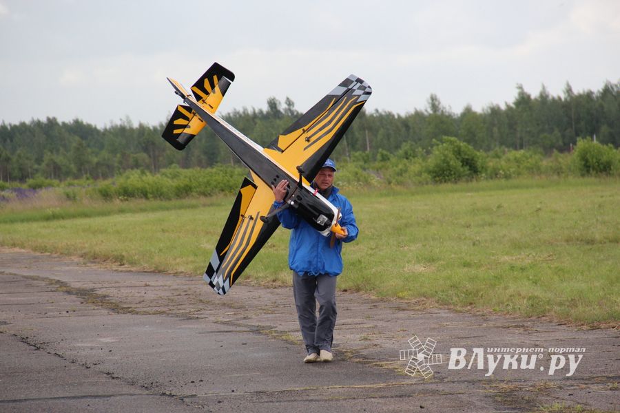 В Великих Луках проходит 7-й Фестиваль авиамодельного спорта (ФОТО)