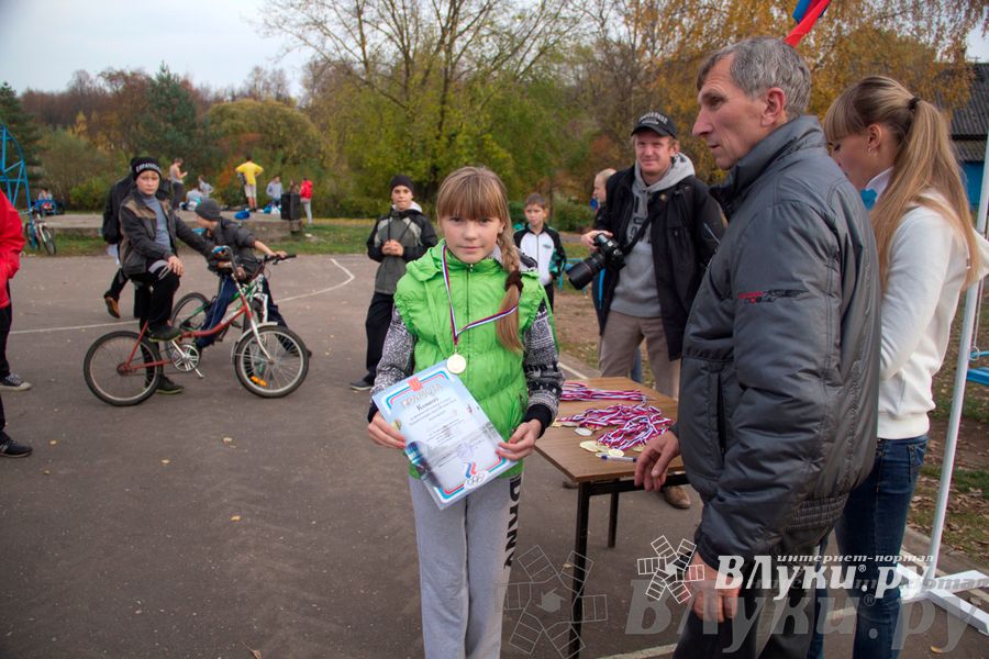В Великих Луках прошел «Осенний кросс» 