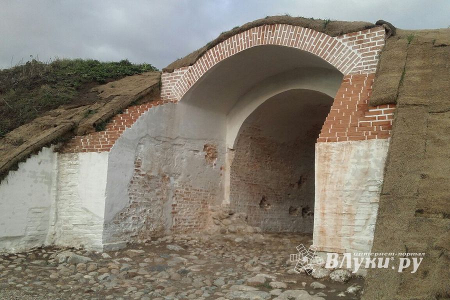 Долгожданные дорожки появились в Великолукской крепости (ФОТО)