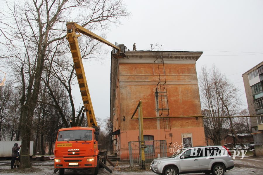 В жилом доме на улице Нелидовской начали ремонт крыши (ФОТО)