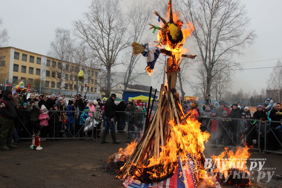 В Великих Луках состоялись проводы Широкой Масленицы — 2015 (фото)