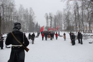 Великолучане возложили цветы на братском мемориальном захоронении (ФОТО)