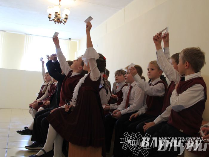 Великолукских лицеистов посвятили в «Маленькие мастера»