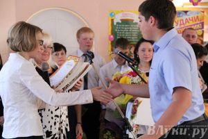 В Великих Луках прозвенели «Последние звонки»