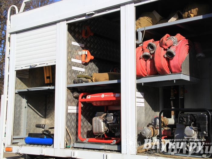 В центре Великих Лук спасатели продемонстрировали свою технику (ФОТО)