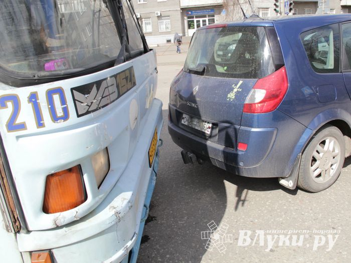 В Великих Луках произошло ДТП (фото)