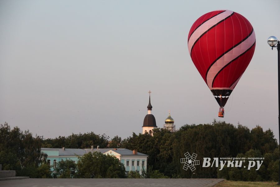 Аэростаты летают над городом (ФОТО)