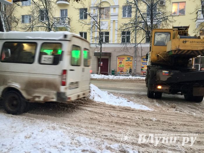 Улицу Зверева в Великих Луках заблокировал автокран (ФОТО)