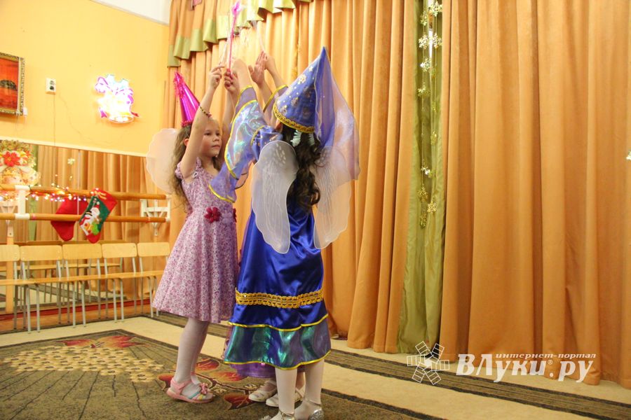 В Великие Луки пришла пора новогодних утренников (ФОТО)