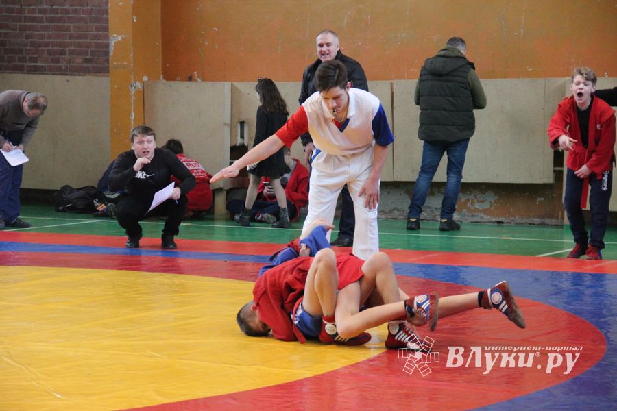 В Великих Луках прошли соревнования по самбо (ФОТО)