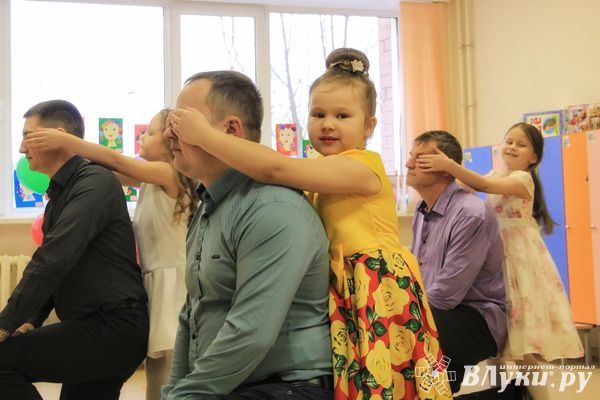 Великолукские школьники поздравили мам и учительниц (ФОТО)