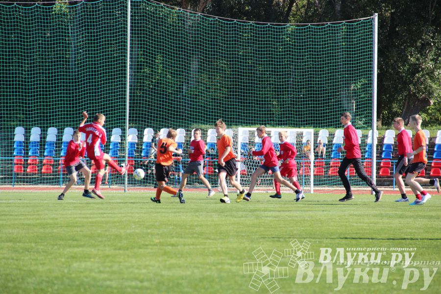 В Великих Луках стартовал открытый турнир по футболу