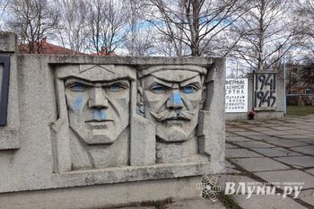 Фотофакт: В преддверии 9 мая барельеф на Малышева испачкан краской