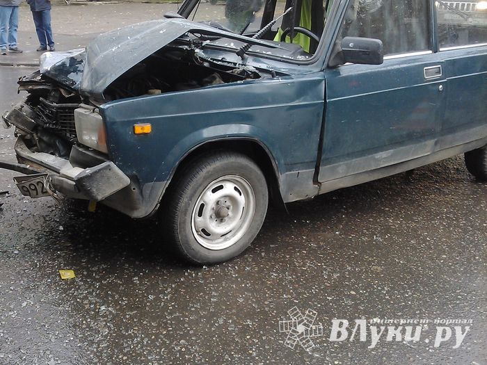 ДТП в Великих Луках: ВАЗ-2104 пытался протаранить грузовик