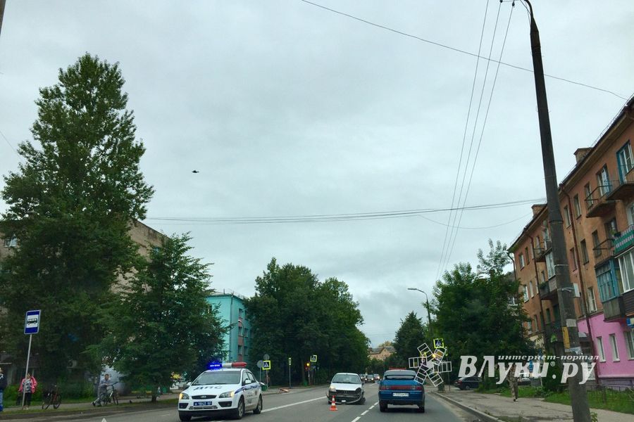 На пр-те Октябрьском в Великих Луках произошло ДТП (ФОТО)