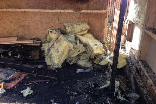 В Великих Луках сгорел торговый павильон (фото)