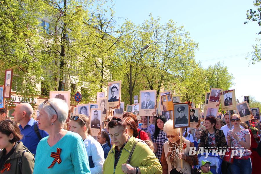 По центральному проспекту Великих Лук прошёл  «Бессмертный полк» (0+) (ФОТО)