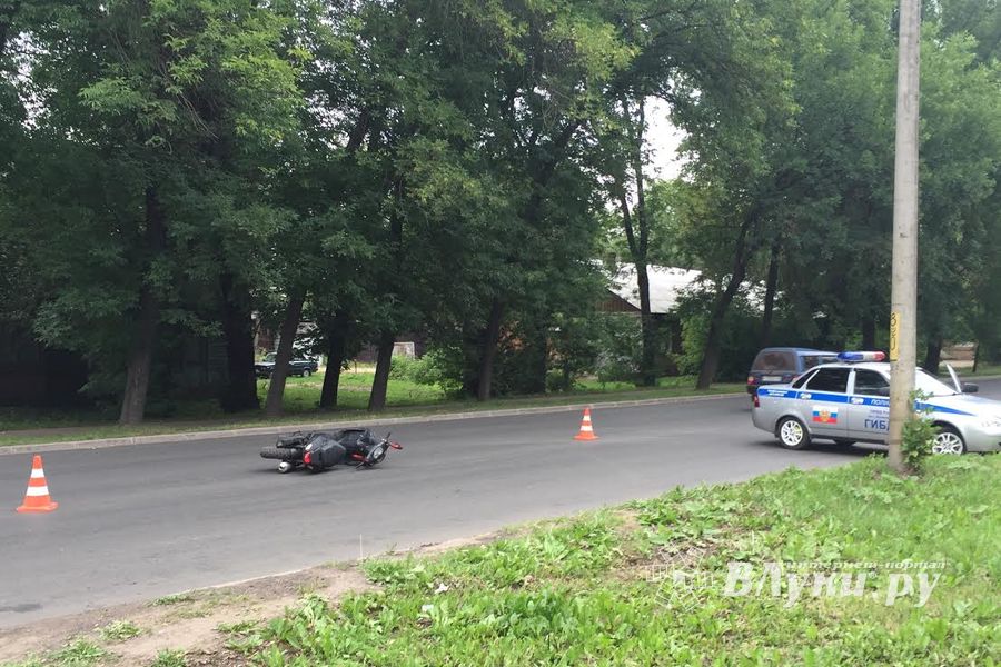 В Великих Луках произошло ДТП с участием мотоциклиста (фото)