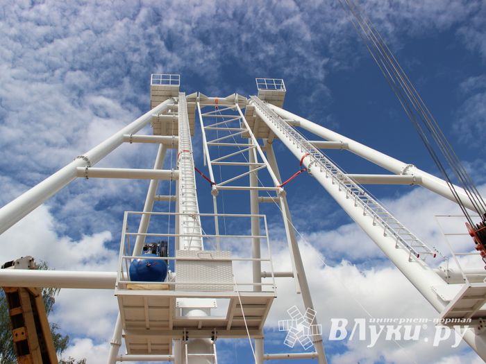 Ноги будущего колеса обозрения обрастают лучами (ФОТО)